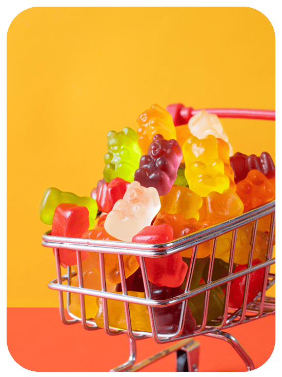 Gomitas-multicolor-con-forma-de-oso-en-un-carrito-de-compras-metalico