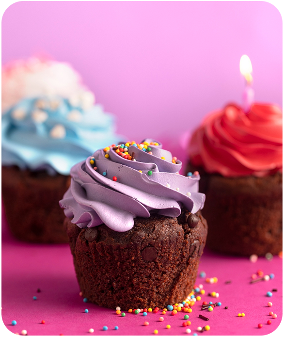 Cupcake-de-chocolate-con-glaseado-morado-azul-rojo-al-fondo Cupcake-de-chocolate-con-glaseado-morado-azul-rojo-al-fondo