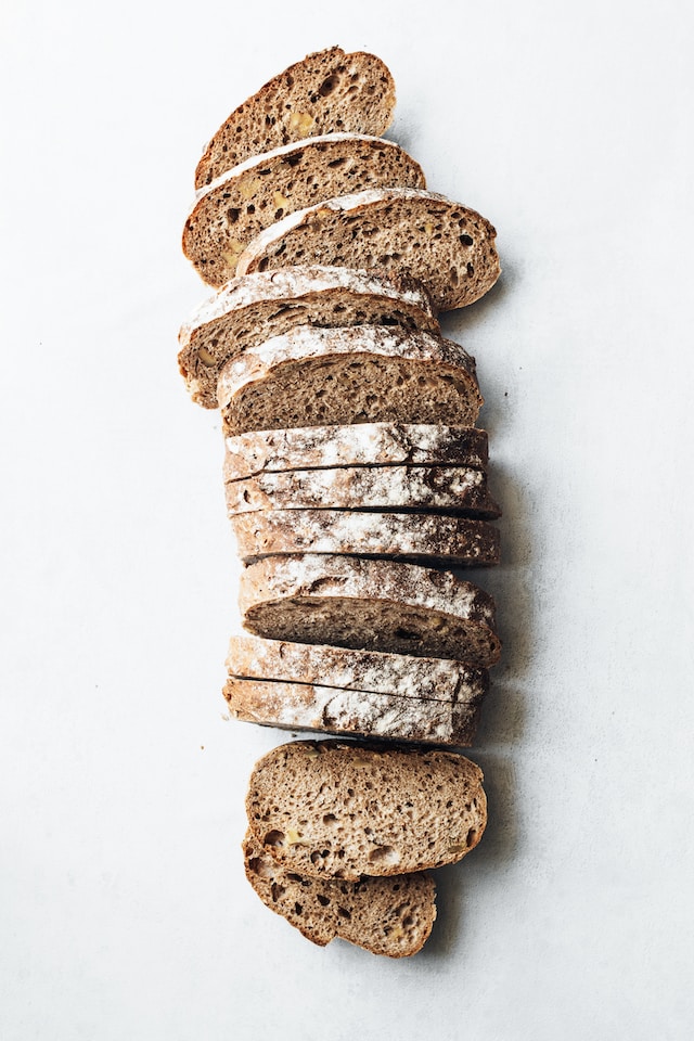 hogaza de pan rebanada en piezas representando la versatilidad del mejor software punto de venta para panaderias