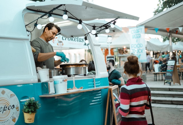 cliente haciendo fila en food truck administrado por el mejor software punto de venta