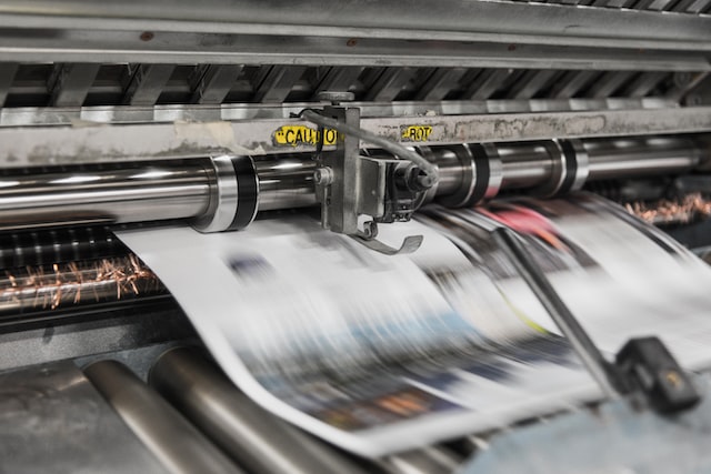 impresora de gran volumen representando una imprenta prospera que usa el mejor software punto de venta para imprenta