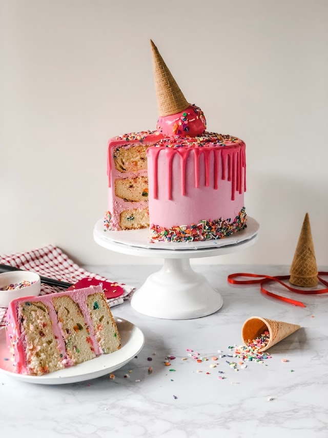 pastel con rebanada representando una pasteleria que usa un sistema punto de venta para pasteleria