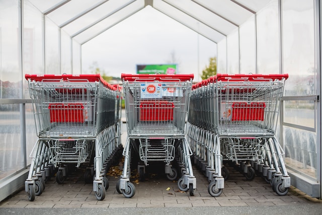 carritos de supermercado alineados representando en uso de software punto de venta para negocio