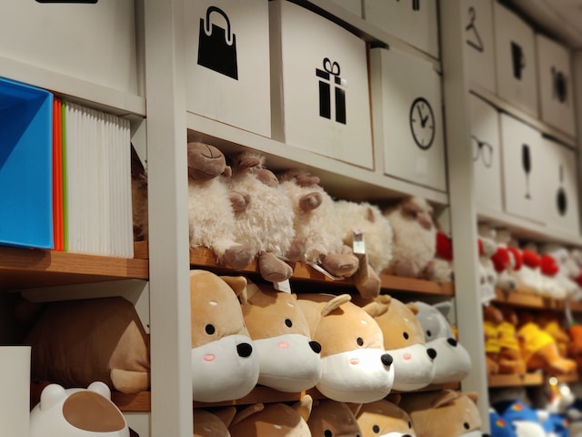 estante en jugueteria con diferentes productos representando el uso de software punto de venta para jugueteria